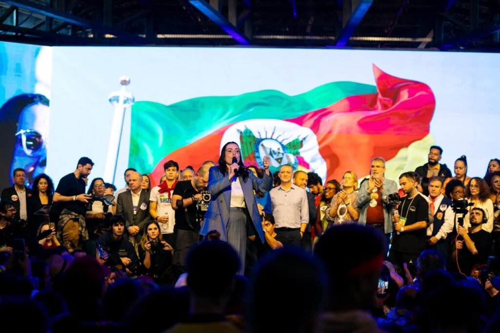 Aprendi que a política só tem sentido se ela serve às pessoas, e não a interesses de poucos. O povo precisa de uma governadora que cuide do povo", discursou Juliana Brizola. | Foto: Lucas Bubols